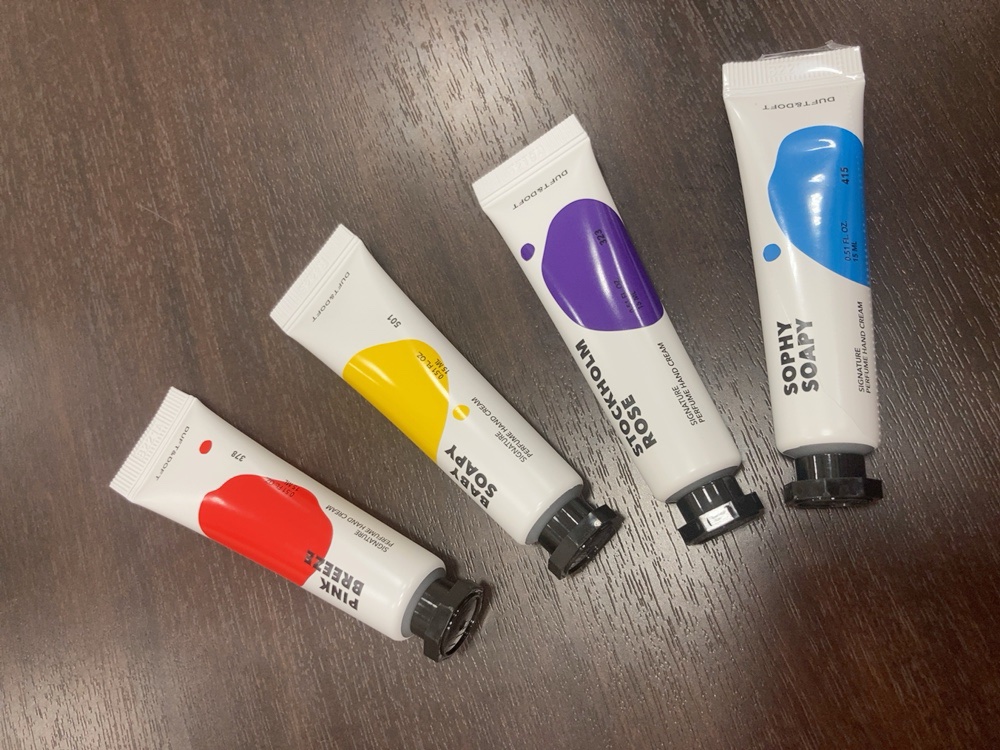 シアバターやヒアルロン酸配合で、塗るたびに手がしっとりぷるぷる♡ でも、重たくないサラッとした仕上がりだから、スマホや作業もそのままでOK！

100時間熟成された香りは、長時間続くからまるで香水みたい。
使っているだけで「いい香り！」って