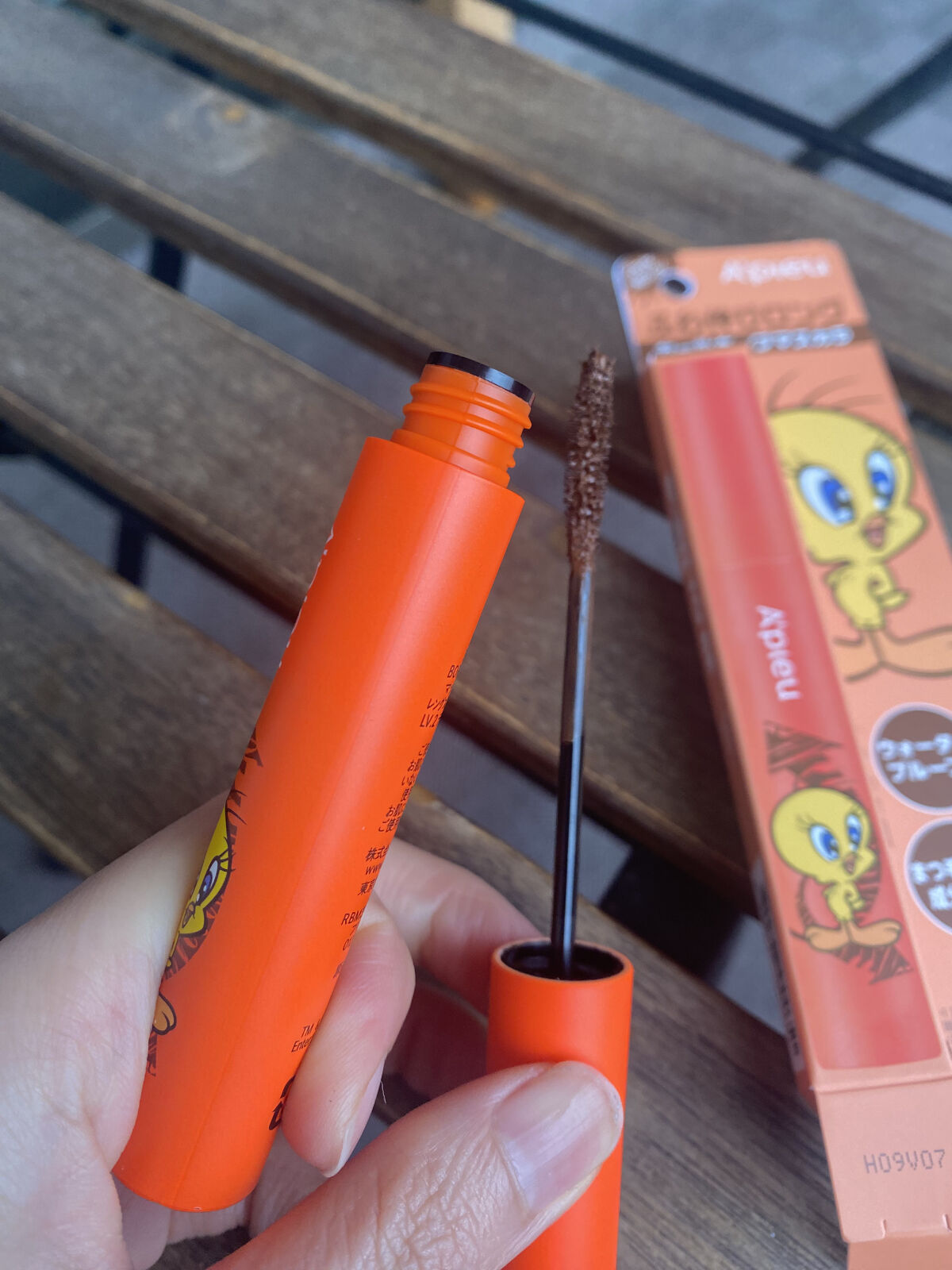 アピュー BORN TO BE マッドプルーフ フィクシングマスカラ LV.１ クリスタル TWEETYデザイン/A’pieu/マスカラ下地を使ったクチコミ（3枚目）