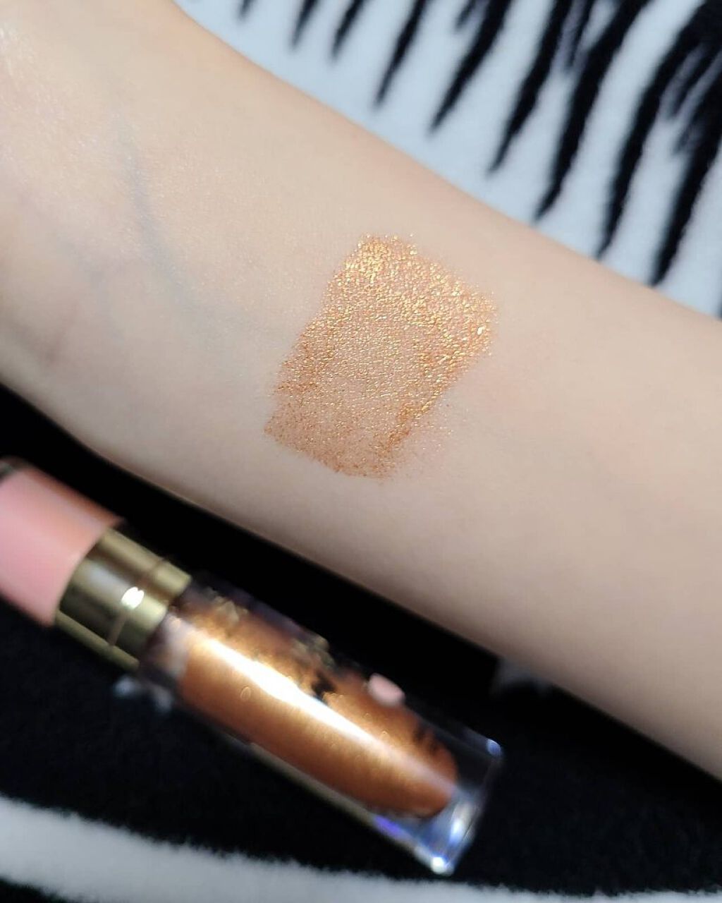 クリスタルホイップス ロングウェアリング シマ—リング アイシャドウ ターン アップ/Too Faced/リキッドアイシャドウを使ったクチコミ（2枚目）