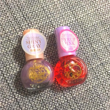 ダイソーとサンリオのコラボネイル💅🏻
前回のものが思ったよりよかったので追加購入です😊
マイメロのデザインのものは色がついているかと思いきやただのラメラメでした(笑)

キキララのものは、サラサラした感