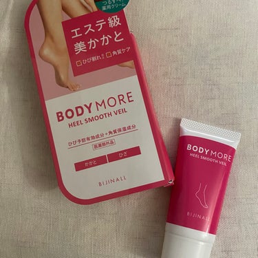 
ボディモア BODY MORE ヒールスムースベールをご紹介します♪

かかとのひび割れを防ぐ薬用クリームです。

低刺激な無添加処方（ノンアルコール、ノンパラベン）で、シトラスの香りがします(*^^