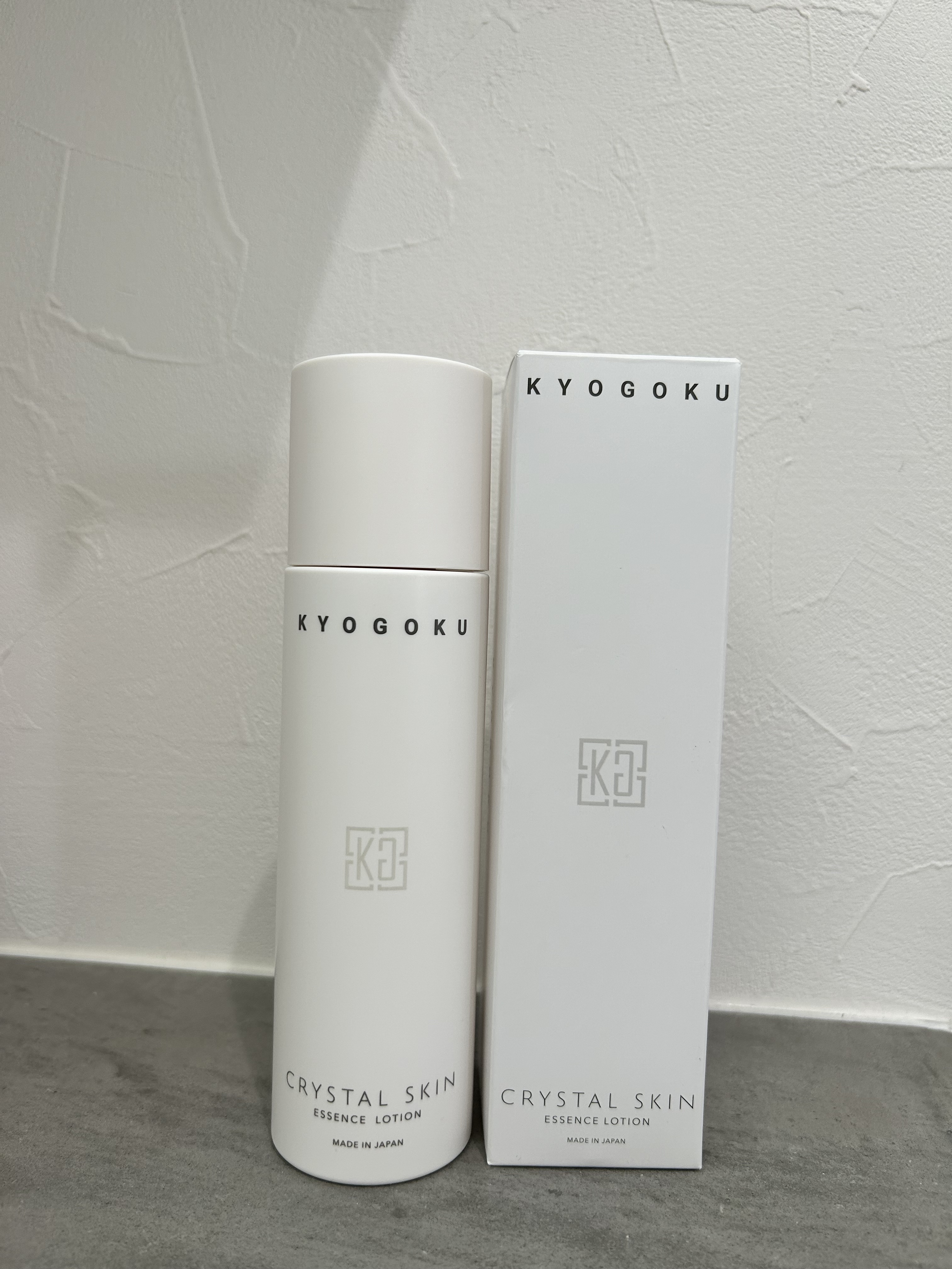 まず、パッケージがいい！
お金かかってる感じがします。笑
デパコスみたいな高級感のあるパッケージです。
使用感は目元辺りが少しスースーしました。
成分が「海水」なので、そのせいかな？と思いました。
ただ、赤みが出たりすることはなく、しばらく