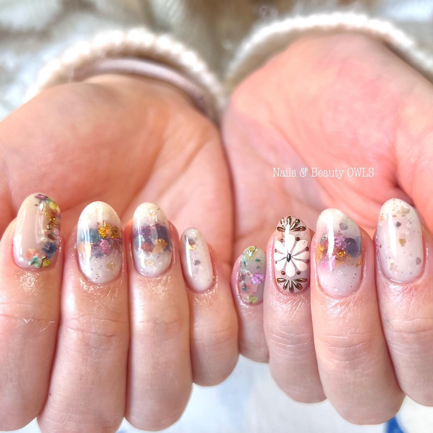 ぴよこれいと あうるす on LIPS 「前撮りネイル。和装と洋装に合うように。そんなオーダー。ご結婚、..」(2枚目)