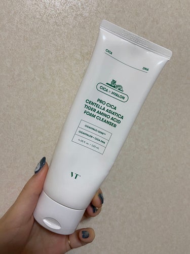 VT
pro cica foamcleanser

どんなに水を少なくしてもモコモコ濃密泡にはならないです。
しゃびしゃびな感じ
匂いも少しきつめ