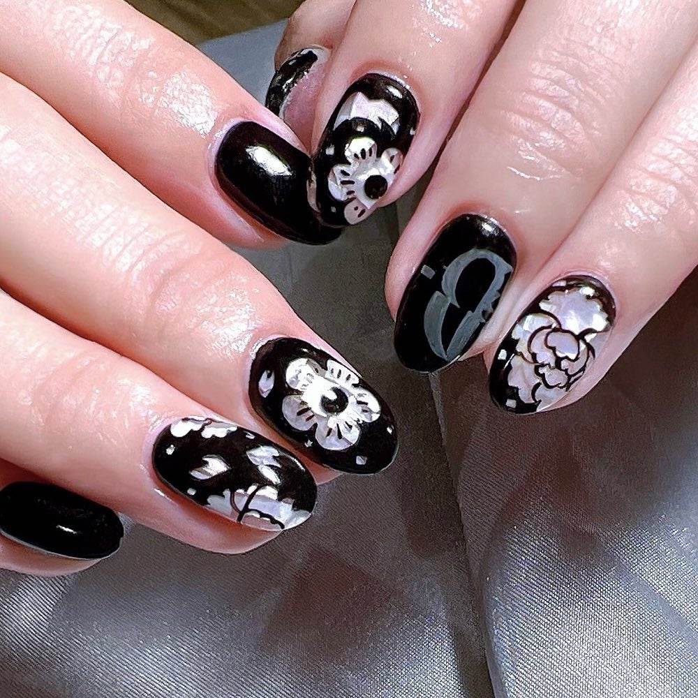 なかやまちえこ on LIPS 「螺鈿ネイル🐚⠀⠀#youtubeに動画があります!⠀螺鈿細工み..」(1枚目)