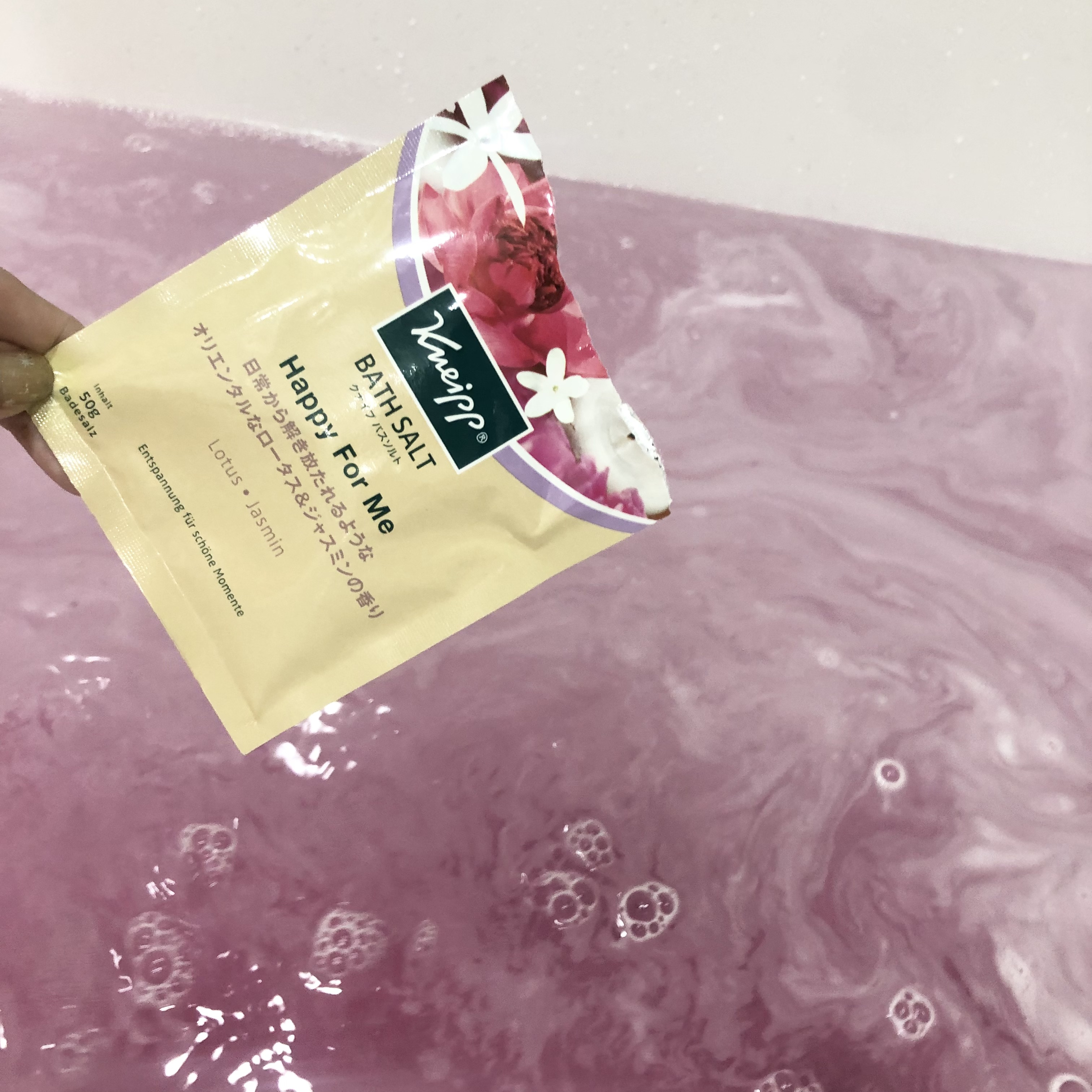 バスソルト ハッピーフォーミー ロータス＆ジャスミンの香り 50g【旧】/クナイプ/無機塩系入浴剤を使ったクチコミ（3枚目）