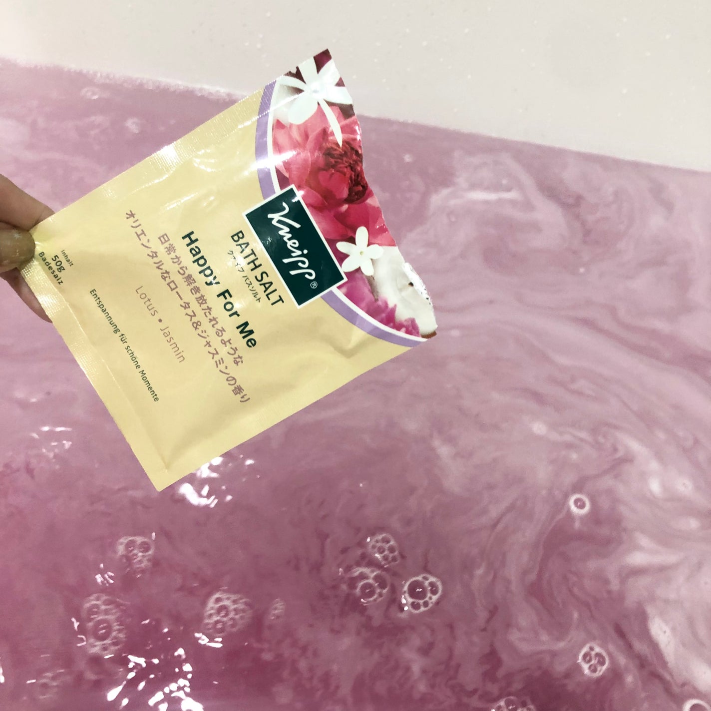 バスソルト ハッピーフォーミー ロータス&ジャスミンの香り/クナイプ/無機塩系入浴剤を使ったクチコミ(3枚目)