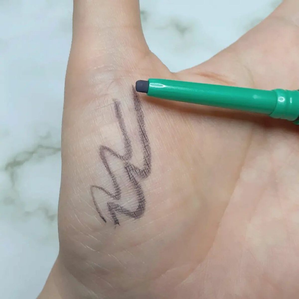 「密着アイライナー」クリームペンシル/デジャヴュ/ペンシルアイライナーを使ったクチコミ(5枚目)