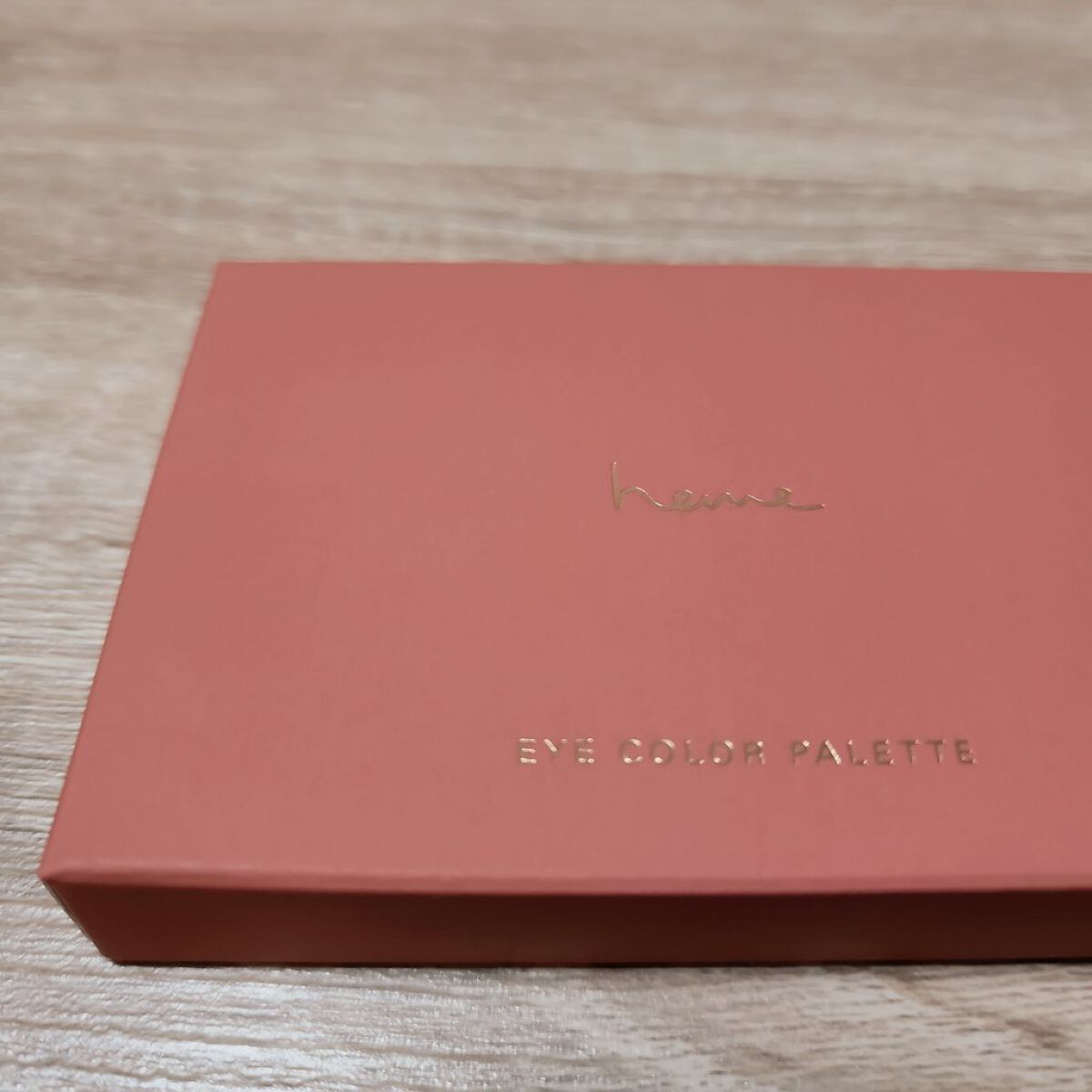 PLAZAで購入しました

いやー
以前から気になっていたheme
昔は知る人ぞ知る、というコスメブランドだったんだけど
最近とても目にするようになってきたので自分もデビュー
ラメ感が綺麗なのと、見たまんまの色がそのままノるので非常に使いや