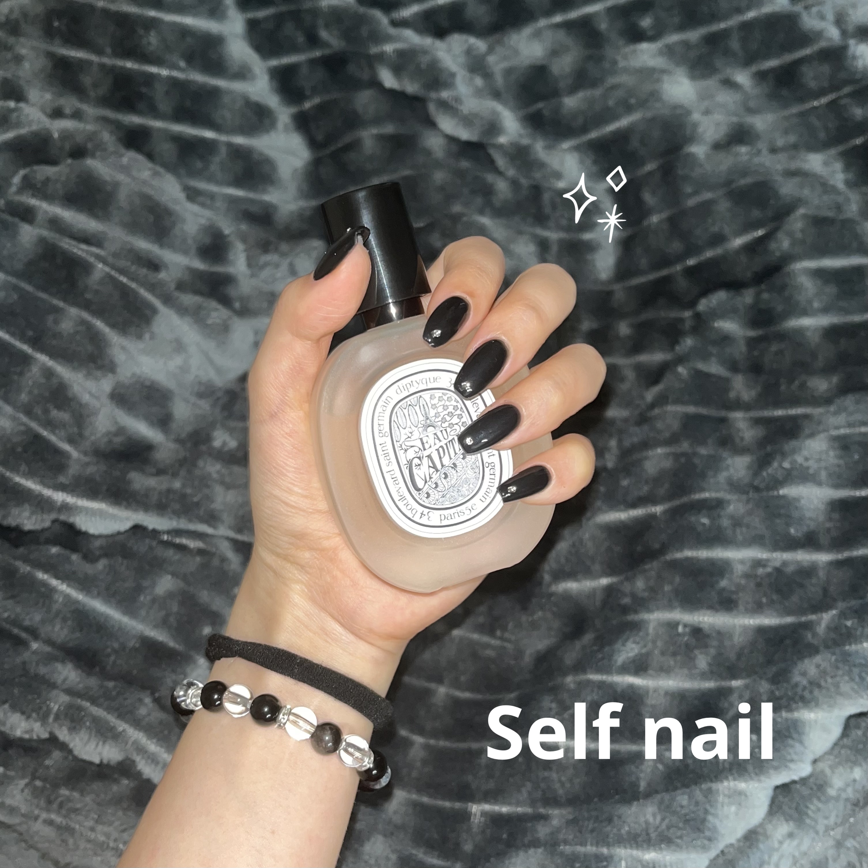 自己満セルフネイル投稿💓
黒ワンカラーにシンプル小さめストーン🖤🤍

いつも通りチップで長さだしして
黒ワンカラーに爪先にストーン置いて完成✨
シンプルゆえにこのいい雰囲気が出ちゃうよ🐶❤︎
むちゃくちゃかわいい〜！！✨✨

#セル