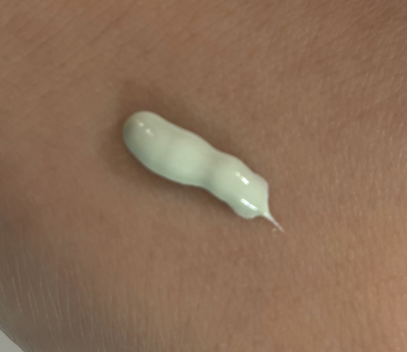 乾燥さん 保湿力スキンケア下地
シカグリーン　¥1,430

顔の赤みがよく出るので買った商品
ほんのり色味をカバーしつつも
乾燥しにくいのがいいところ！

これを塗る前に化粧水と乾燥さんのしっとりクリームを使用しているのもあり、今の時期だ