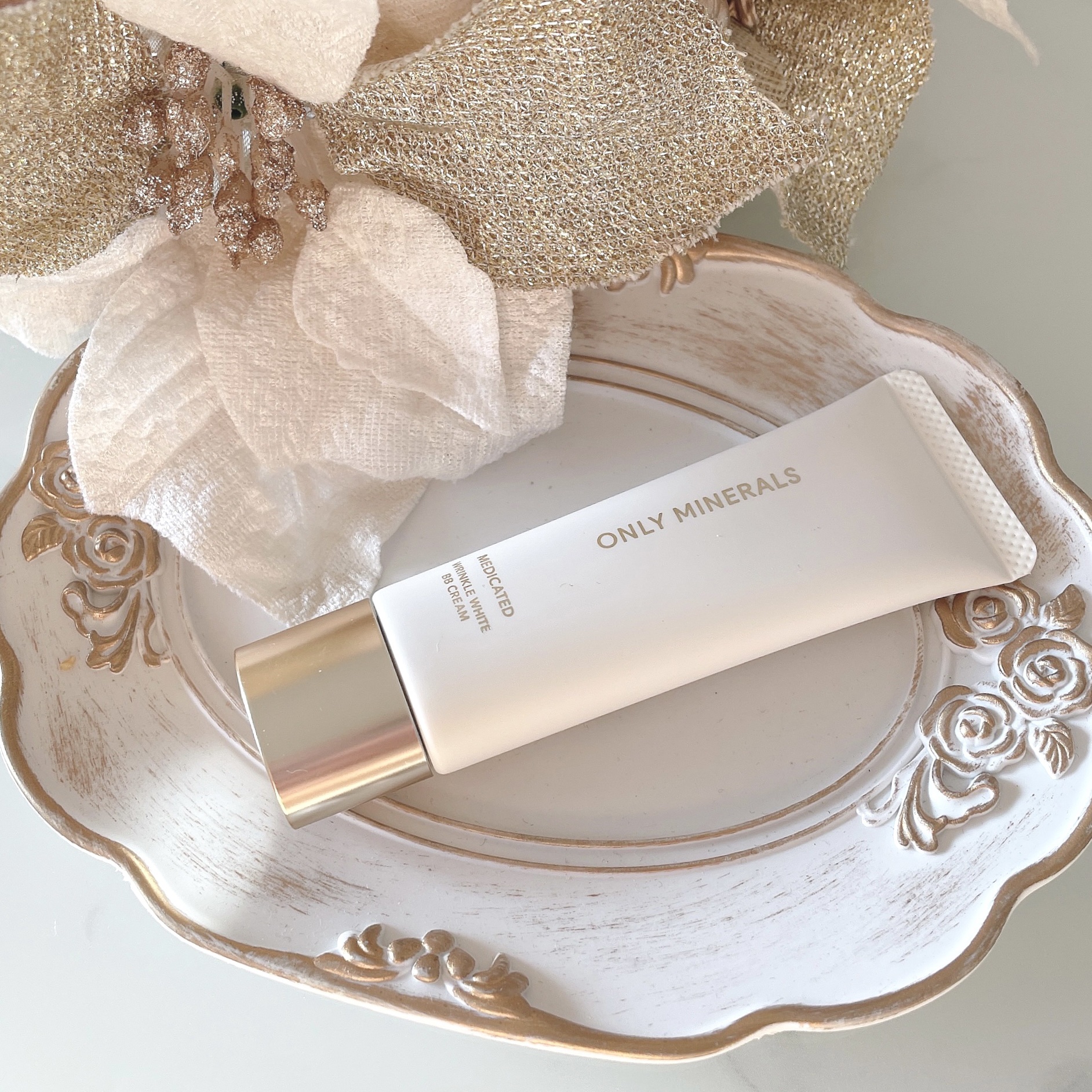 最近ファンデーションがうくようになってしまい久しぶりに使い始めたオンリーミネラルのBBクリーム

SPF25
PA++
の全3色です！

私はスポンジで伸ばしているのですが伸びがいいので少量でしっかり伸びます
薄づきなのですがカバー力はあり