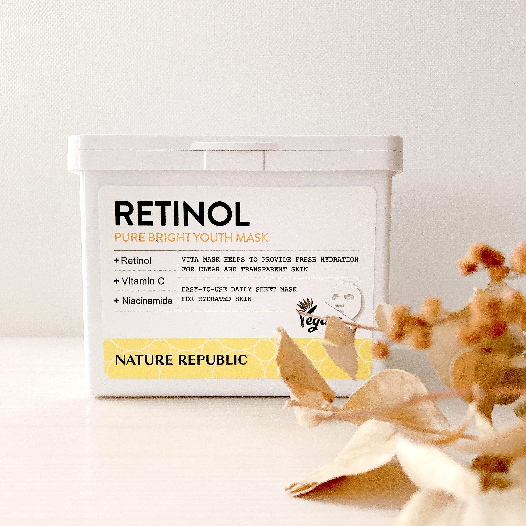 ブロックのようなちょこんとした見た目が目を引く“キューブマスク”
⁡
話題の成分・レチノール(保湿成分)が毛穴とくすみに集中アプローチしてくれます🌿‬ ܸ
その他、
9種のビタミンC、ナイアシンアミドも配合、
ヴィーガン認証の上質な素材の