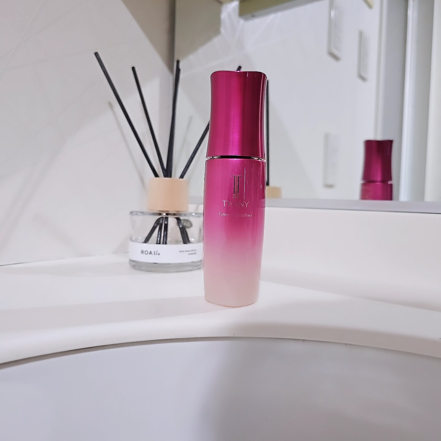 「トワニー タイムリフレッシャー」を
カネボウ化粧品様からいただきました。
☆
化粧水の前に タイムリフレッシャーを
使用すると、より化粧水の肌なじみがよくなる
そう。
乾燥肌で悩む私は化粧水前に仕込む
トワニーの誘導美容液とってもいい感じ