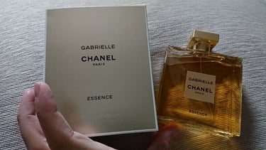 購入品のCHANELの新しい香水❤️
ガブリエルのシリーズで100mLです☺️(50mLも販売しています)
この匂いはお花の中に強い芯の通った女性を感じられる感じ。
試供品を貰ったとき絶対買おうと決意し