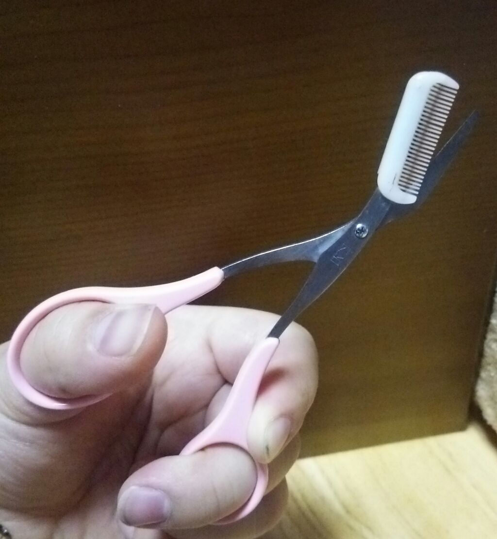 クシ付きマユハサミ ピンク/貝印/その他化粧小物を使ったクチコミ(1枚目)