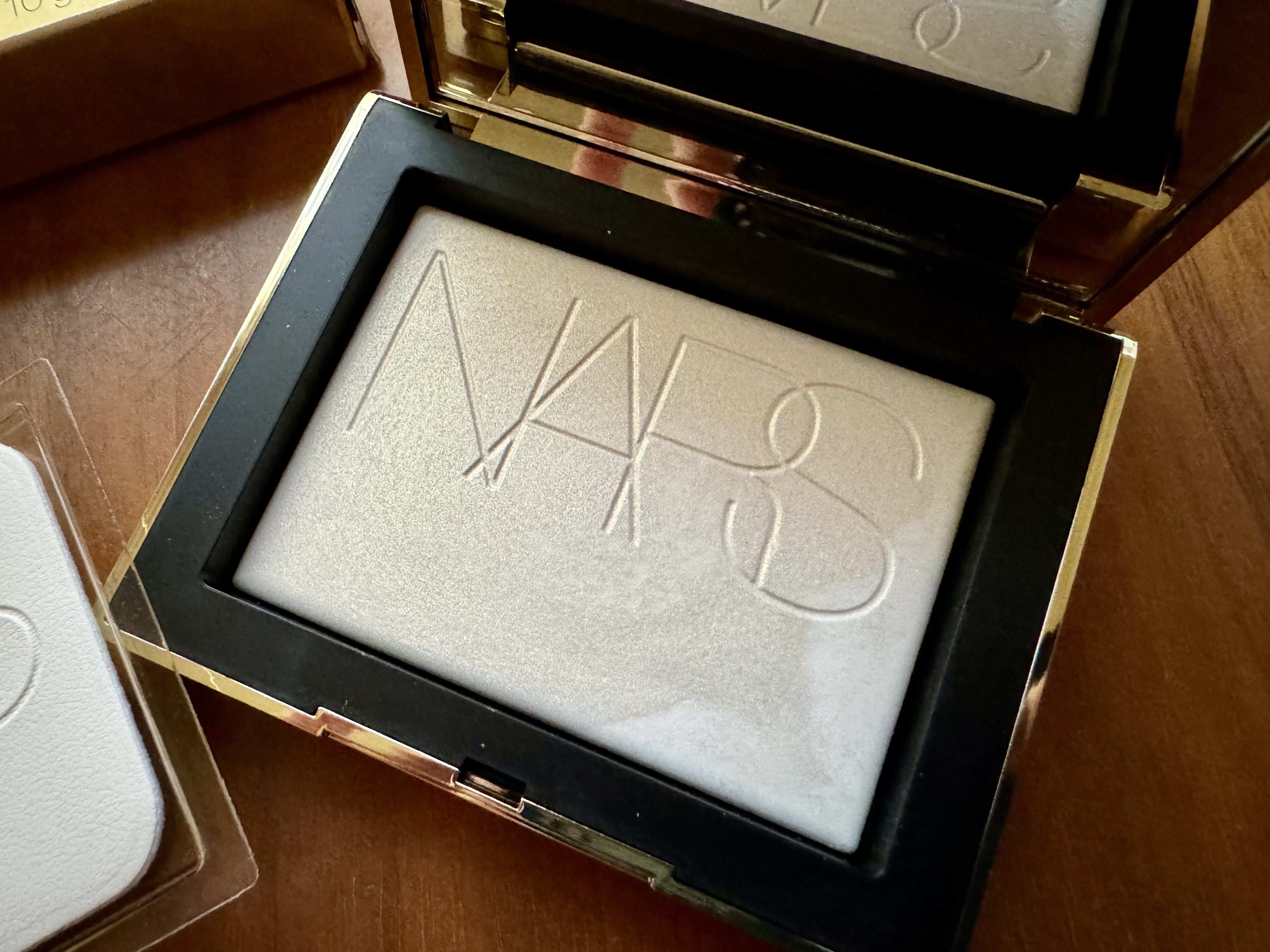 ゴールドダスト　ライトライトリフレクティング セッティングパウダー/NARS/プレストパウダーを使ったクチコミ（3枚目）