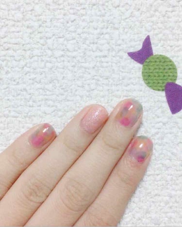 100均セルフネイル♡
キャンドゥのリキュールネイルを使って、お出かけ用ネイルをしてみました💅

ボタっと垂れないようによくしごいたブラシの先端を使って、ポンポンと点置きしていくだけ。
めちゃくちゃ簡単