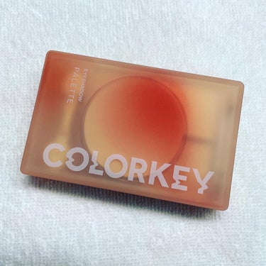 「COLORKEY 四色アイシャドウパレット01サンセット」

マットとラメの絶妙バランスで立体感を演出。 ぼかしやすいマットに３つに分かれた繊細なラメ、グラデーションにより立体感を演出してくれます。
 きめ細かい粉でぼかしやすいのに高密着、コンパクトで持ち運びにも便利なアイテムです。
ブラシと鏡が付いているのも嬉しい！
 空のカラーをイメージして製作されたそう。
まるで情景が映し出されたかのような美しい目元に仕上げてくれます。

色味もパケも大優勝すぎました！！
綺麗なグラデーションができて、大満足でした。

ラメのキラキラ感が可愛すぎる！
ラメが3つに分かれているので、その日の気分やメイクの雰囲気に合わせて使い分けられるのも楽しかったです。

サンセットは特にイエベさんにおすすめです！

マットとラメの絶妙なバランスが特徴のアイシャドウ。
ぜひ一度お試ししてみてください！

#PR　#Colorkey #カラーキー #チャオカワイイ #わたしのキーカラーの画像 その1