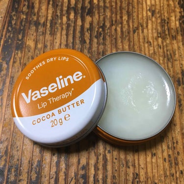 Vaseline のリップモイストシャインシリーズ
ココアバター配合のやつです

めっちゃココアのいい匂いします！
けどつけたら違う感じ？
フルーティーな何かって感じがします😊

思ったよりも柔らかいテ