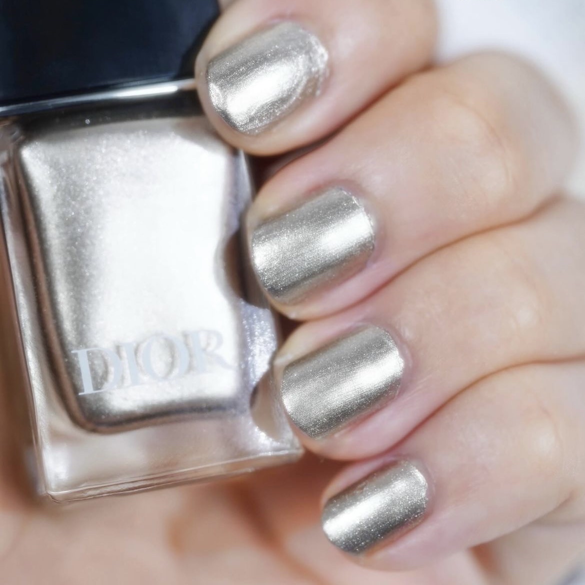 Dior ディオール ヴェルニのクチコミ「【Diorホリデー】ブルベおすすめ🤍シルバーミラーネイル✨

✔️Dior ネイルラッカー  .....」（3枚目）