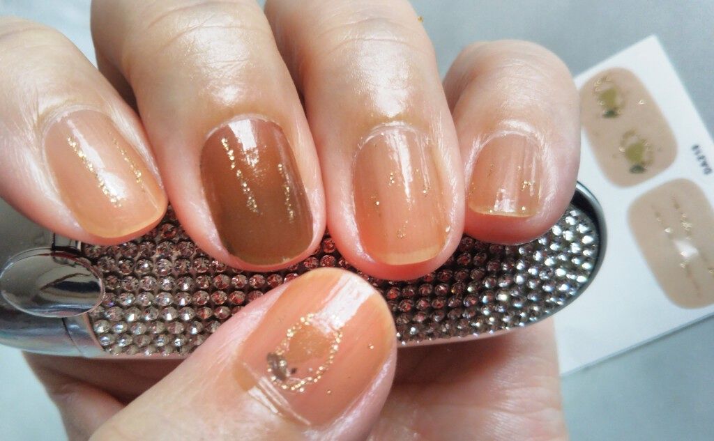 うさぎ on LIPS 「ネイルシールの見た目は地味なベージュ系。以前ネイルを塗っていた..」(2枚目)