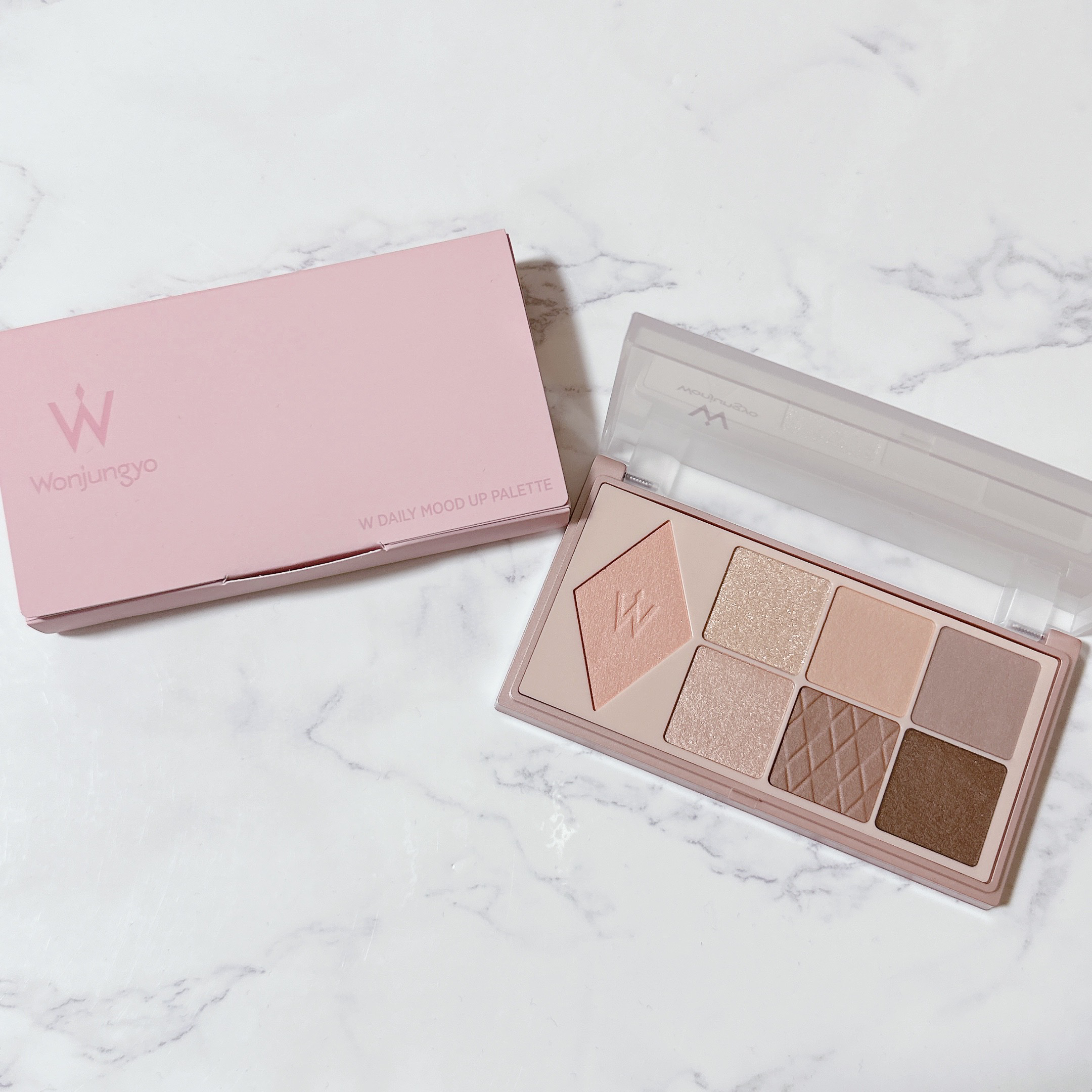 落ち着いた色のアイシャドウが
欲しくて探していた時に
このウォンジョンヨ先生のコスメを
見つけて、即買いしました🤭
グリッター、マット、チークと
３種類入っており、発色も良くて
さすが👍🏻と思っております‼︎

#韓国メイク #韓国コ