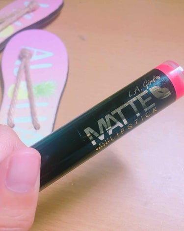 サンキューマートのマットリップ💄
このピンクに惹かれて買いました！

いい所
・とにかく発色がいい！
・いい匂いがする！
・ぽんぽん塗ればナチュラルにも出来る！
・390円と言う安すぎる値段！
・パッケ