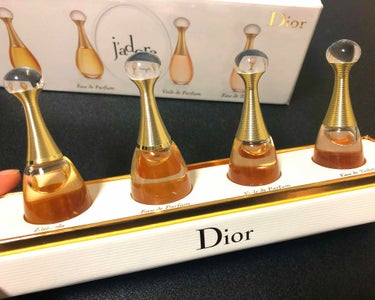 【Dior   j'adore 】
左から、
EAU DE PARFUM ABSOLUE 5ml
EAU DE PARFUM 5ml
VOILE DE PARFUM 4ml
EAU DE TOILETT