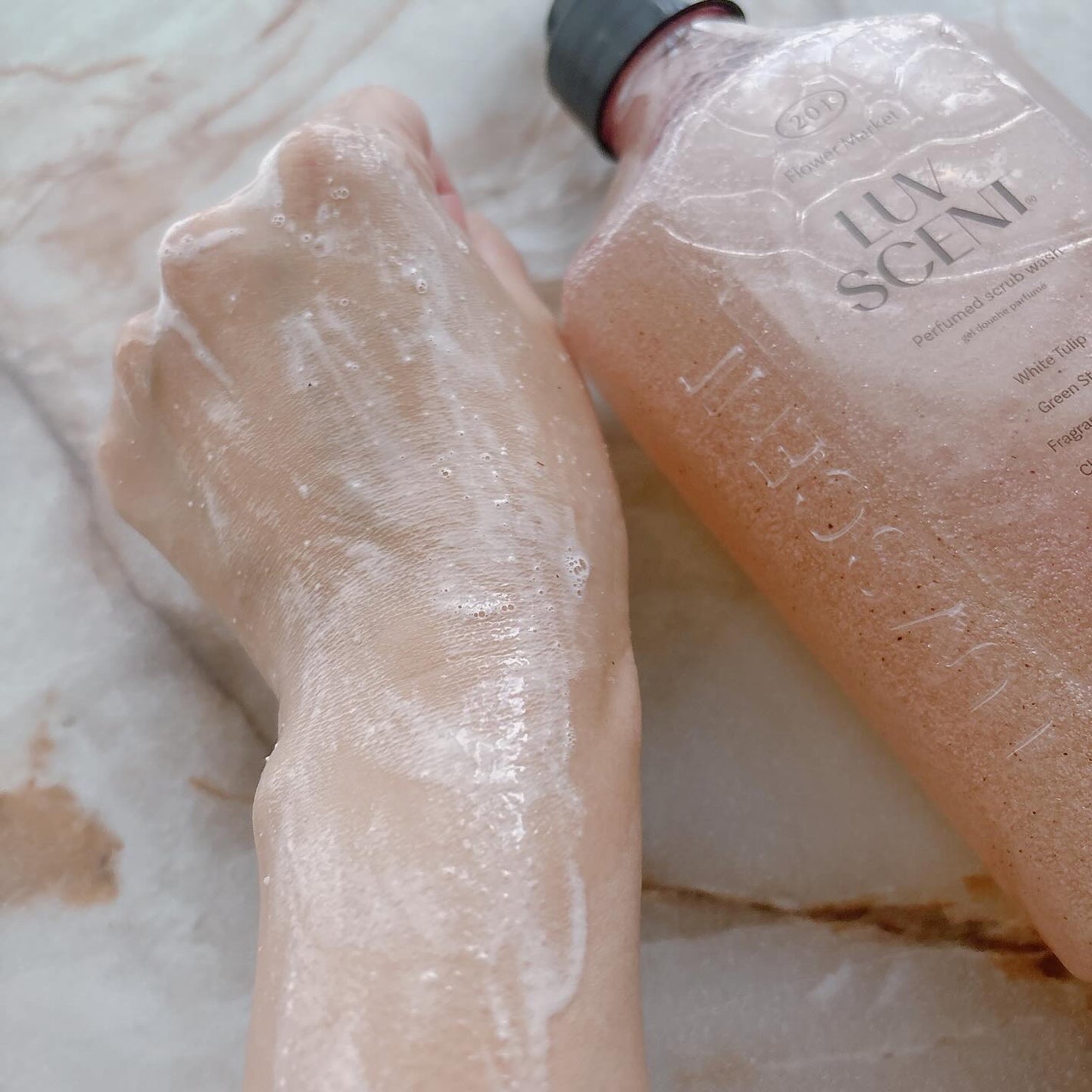 スクラブボディウォッシュ フラワーマーケット ホワイトチューリップ/LUV SCENT/ボディスクラブを使ったクチコミ(3枚目)