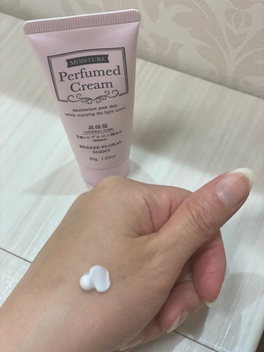 DAISO パフュームドクリームのクチコミ「たまたまDAISOで見つけた香水クリーム✨

30g 110円です。

香りはブリーズフローラ.....」（3枚目）