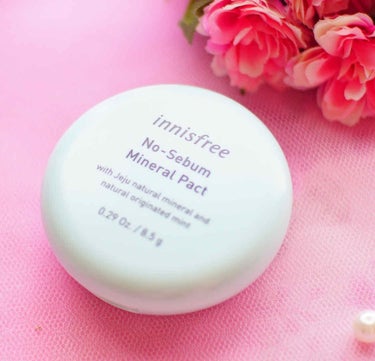 innisfree ノーセバム ミネラルパウダーのクチコミ「｡* ♡…  …♡*。｡* ♡…  …♡*。
イニスフリー ノーセバムミネラルパクト🍃
お土産.....」（1枚目）