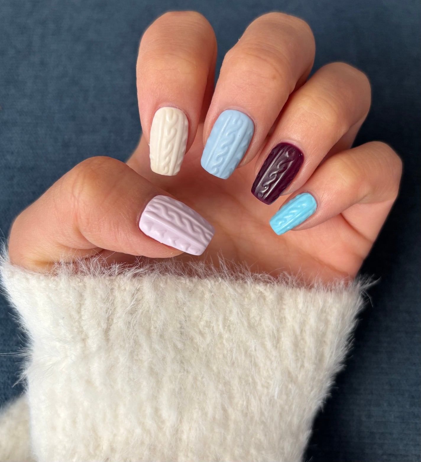 ERIKA on LIPS 「ネイル初め💅🏻やっと新しくできた🥺サロンは違うけど、去年したニ..」(1枚目)
