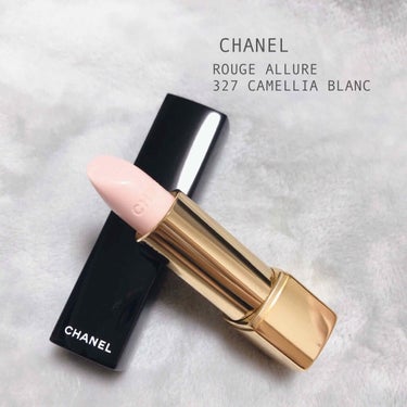 ＊CHANEL
　ルージュ  アリュール  カメリア
　327  カメリア  ブラン  ドゥ  シャネル




カメリアモチーフが可憐なリップベース。
憂鬱なマスクの日も、リップクリーム代わりに使えば