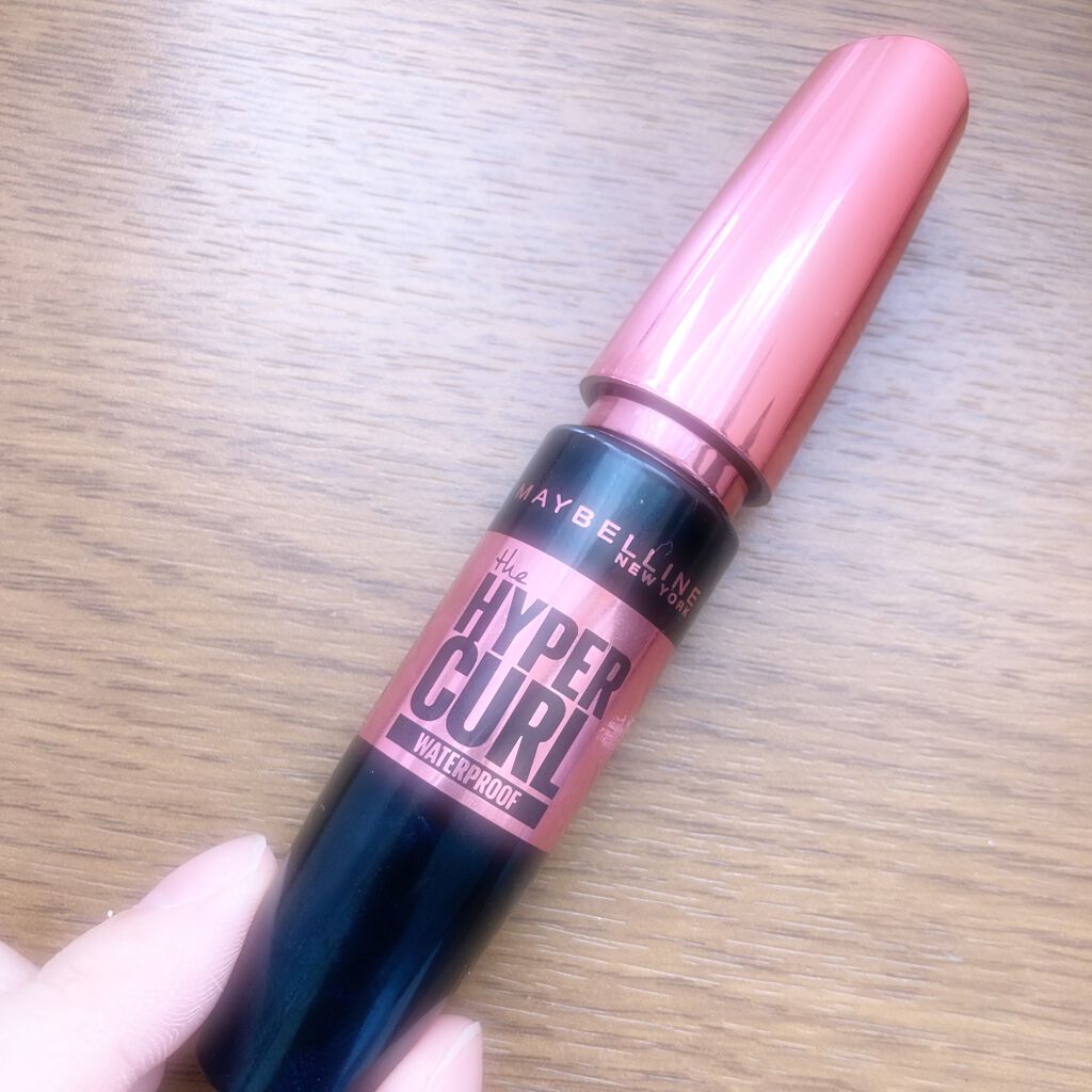 MAYBELLINE 
メイベリン ハイパーカール ウォータープルーフ R

割と長く愛用してるマスカラ。
ウォータープルーフで落ちにくい。
ただもっとボリュームもだしたいなぁ。
長く使ってるとコームの部分が
やっぱり上手くいかなくて、
ダ