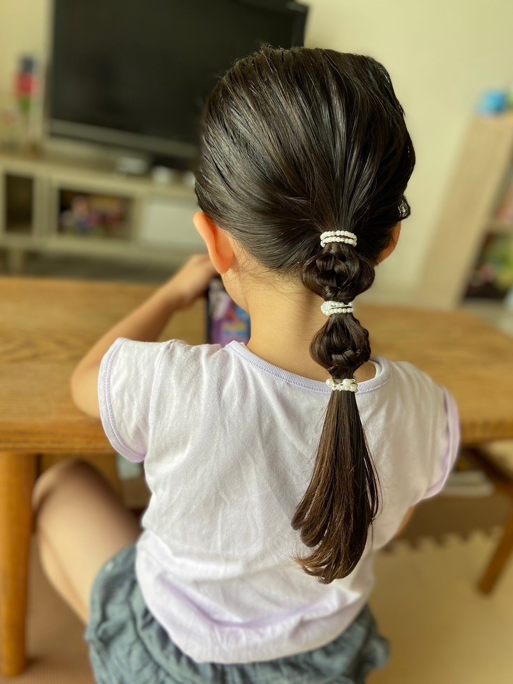 Yuki on LIPS 「4歳娘のヘアアレンジ♡三つ編みと玉ねぎアレンジです👧🏻✨ビーズ..」(4枚目)