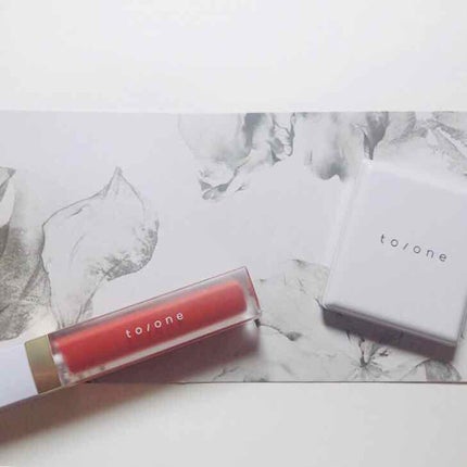 トーン ペタル エッセンス グロス/to/one/リップグロスを使ったクチコミ(2枚目)