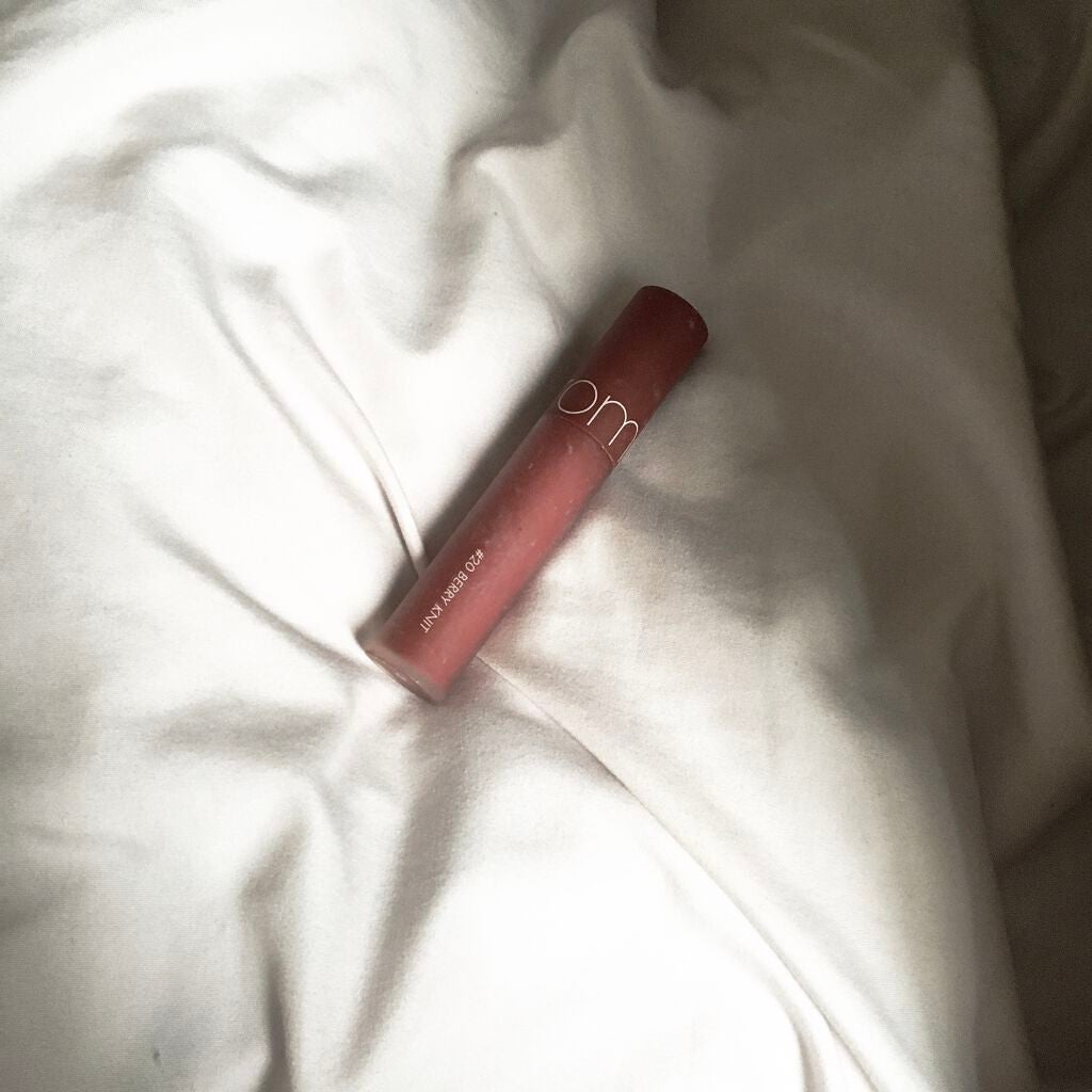 まいフォロバ100% on LIPS 「ロムアンドのリップ肌馴染みが良く顔を明るく見せてくれるリップテ..」(1枚目)