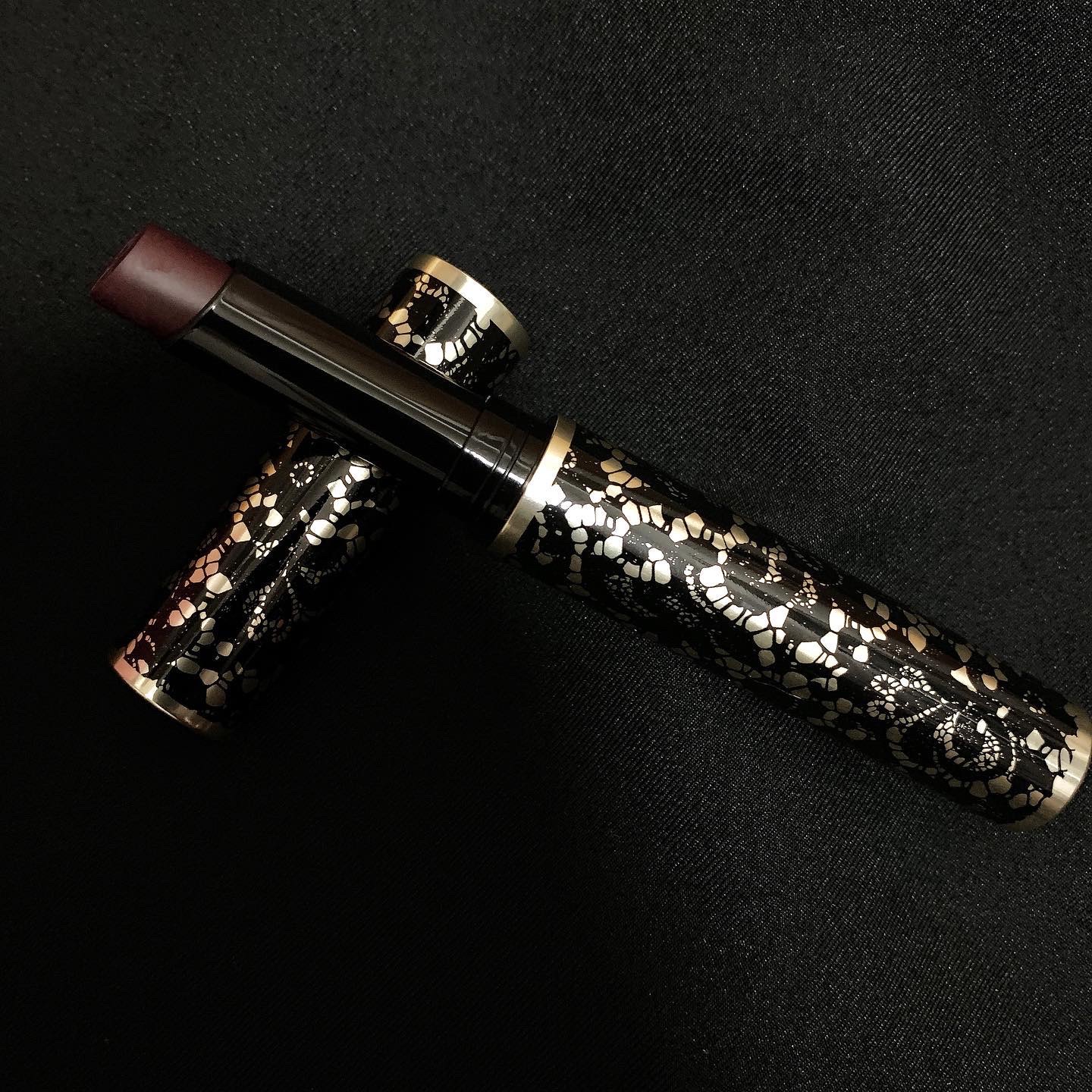 パッションリップ クリームトゥパウダー マットリップペン 320 Forever Dahlia/DOLCE&GABBANA BEAUTY/口紅を使ったクチコミ（1枚目）