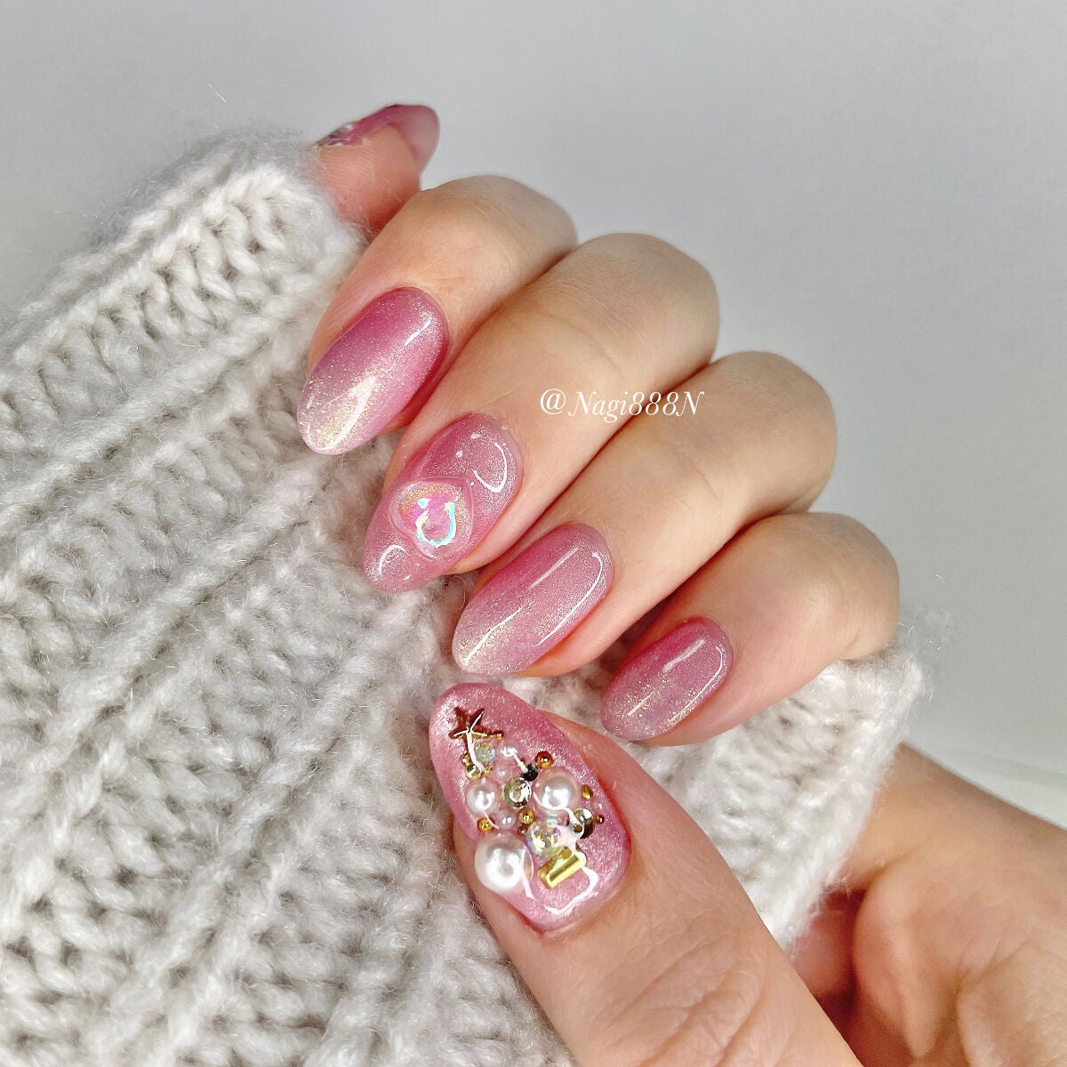 マグネットジェル Nailtownの口コミ ネイルも冬仕様に ピンクラメ 白ラメで優しいwカラグラ By Nagi フォロバ100 普通肌 30代後半 Lips マグネットジェル Nailtownの口コミ ネイルも冬仕様に ピンクラメ 白ラメで優しいwカラグラ By Nagi フォロバ100 普通肌 30代後半 Lips