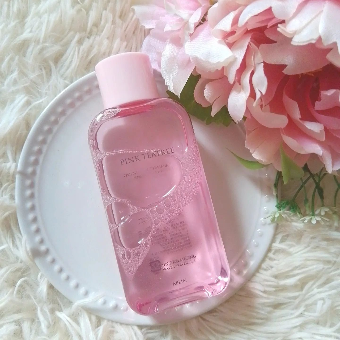 アプリン「ピンクティーツリートナー」
豊富な水分補給＋鎮静ケアまで一度にできる化粧水。
皮脂調節と油・水分バランスを維持し、ニキビ肌を鎮静させます。
敏感な肌にも刺激を与えずに肌のキメを整え、水分を補給。
うふおいたっぷりで健康的な肌に😊