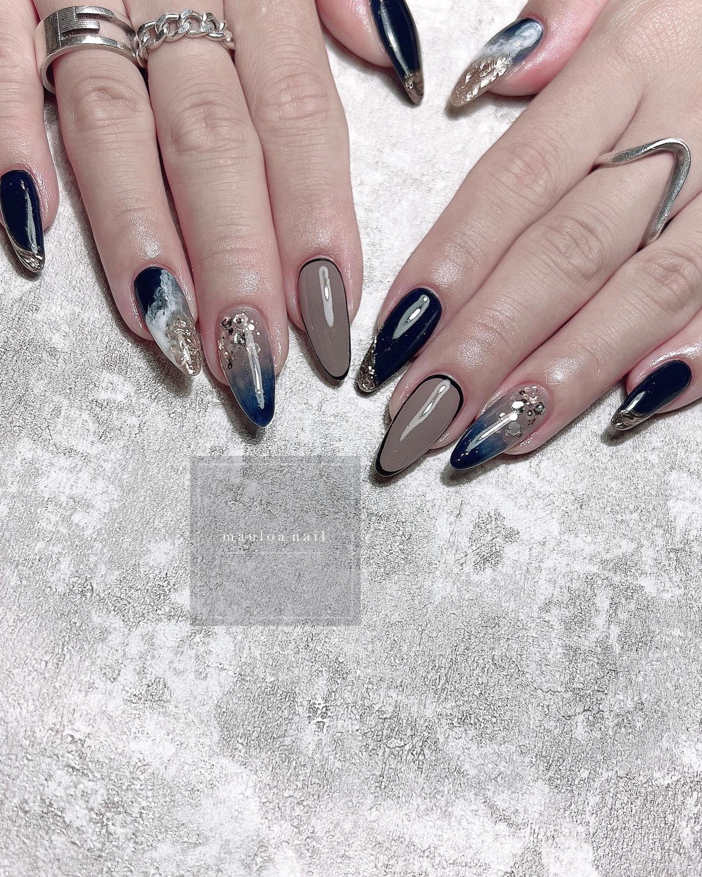 #くすみブルーネイル,#ネイル,#アートネイル,#大理石ネイル,#ミラーアートネイル,#アシメネイル,#ブルーネイル,#ネイビーネイル,#タイダイネイル,#ミラーネイル,#手書きアートネイル,#シルバーネイル,#ミラーネイル,#シルバーアクセネイル,#春ネイル,#天王寺ネイルのネイルデザイン