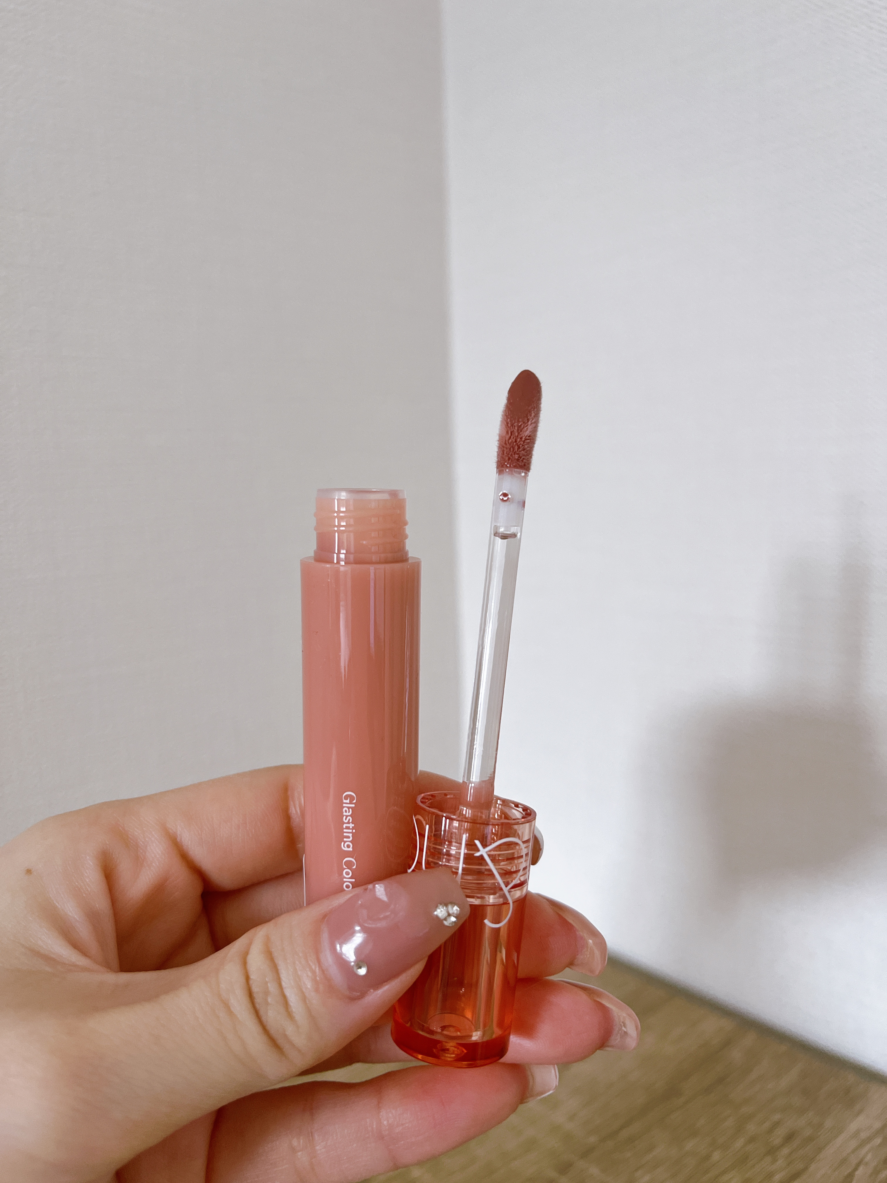 グラスティングカラーグロス 02 ナッティーヴェイグ(NUTTY VAGUE）/rom&nd/リップグロスを使ったクチコミ（3枚目）