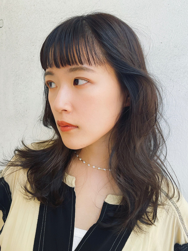 前髪ぱっつんのミディアムヘア