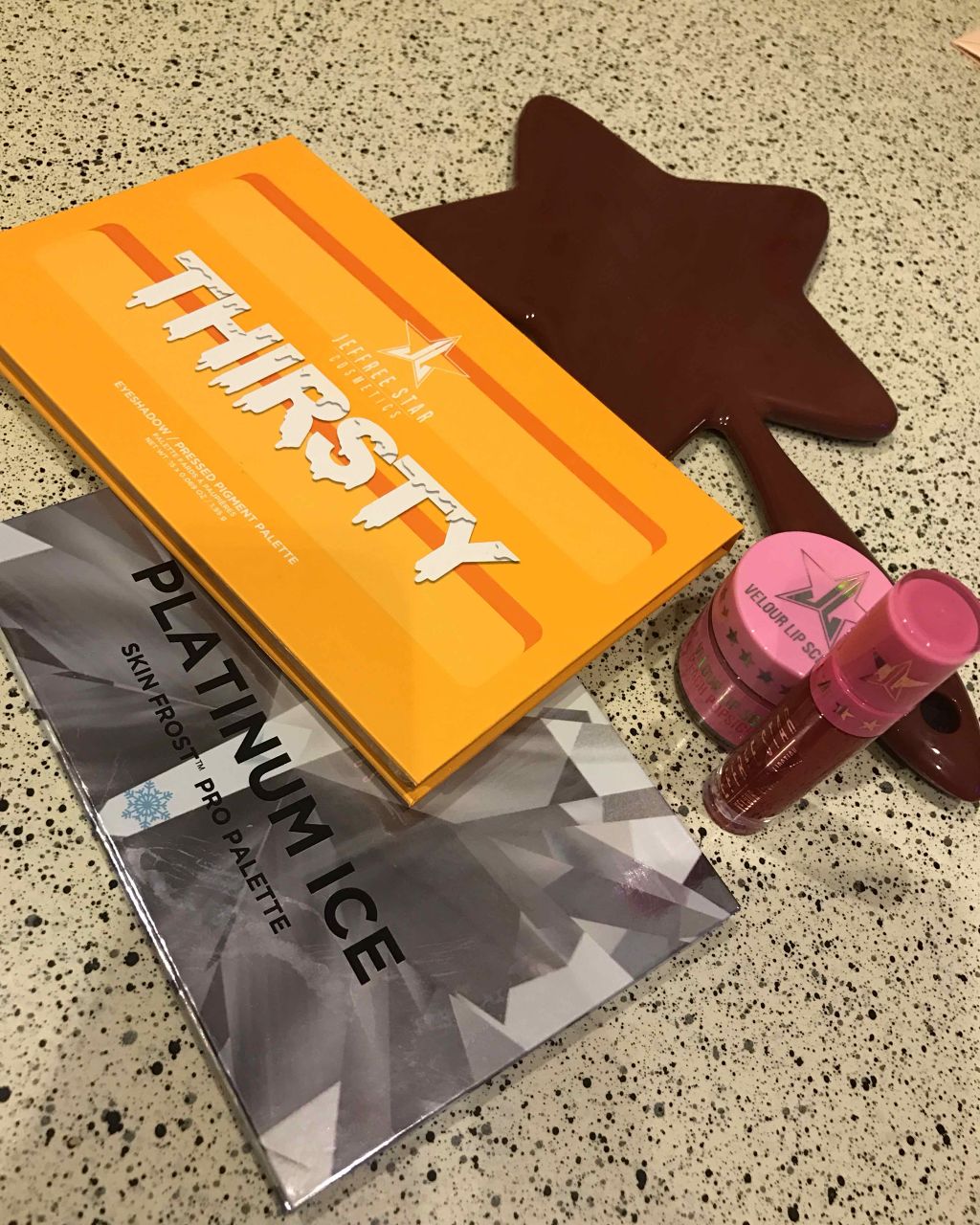 あさい on LIPS 「jeffreestartcosmeticsキマシター\(^o^..」(1枚目)