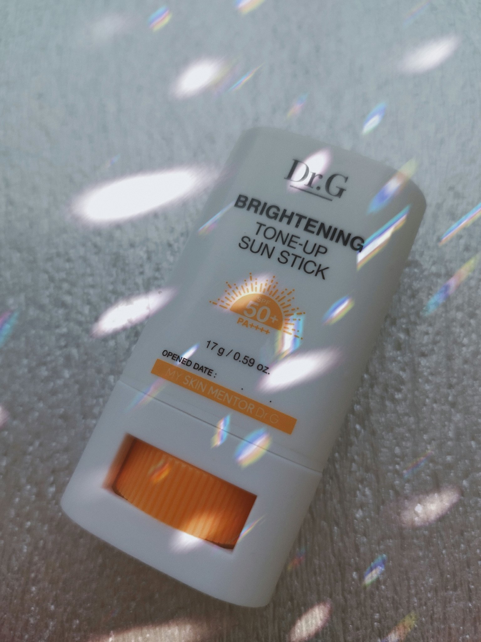 【Dr.G🌿】
ブライトニングアップサンスティック SPF50+ PA++++

左が使用前、
右がさっとひと塗りした後です。

・

自然にトーンアップする感じと
ベタつき、きしみのなさが良かったです。

・

伸びはいまいちなので
手