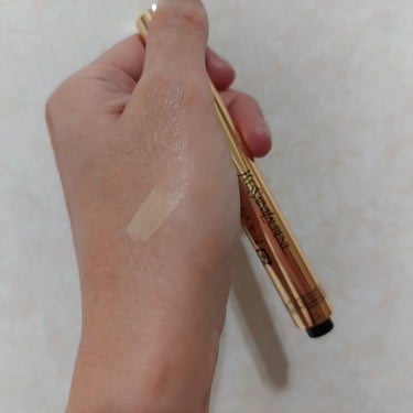 YVES SAINT LAURENT BEAUTE ラディアント タッチのクチコミ「筆タイプ。
指でぼかすとなじみが良いです。
キレイに見せてくれます。

大胆にのせて、目元、目.....」（2枚目）