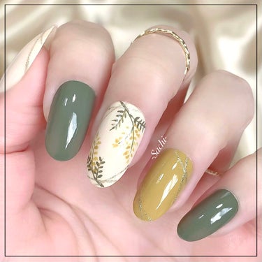 プチプラポリッシュで出来る♡春におすすめミモザネイル💅

やり方は画像を参考にしていただければと思います♡
細筆はダイソーのライナー筆を使用しました🖌

親指は020番を2度塗り、薬指はN13番を2度塗りして、それぞれ根元と爪先にGD083番でラインを描いたら、トップコートを塗って完成です🙆‍♀️

人差し指と小指はGR703番を2度塗りしました♪

少しでも参考になれば嬉しいです♥️

#セルフネイル
#ミモザネイル
#春ネイル
#簡単ネイル
#プチプラネイル
#自分ウケメイク の画像 その1