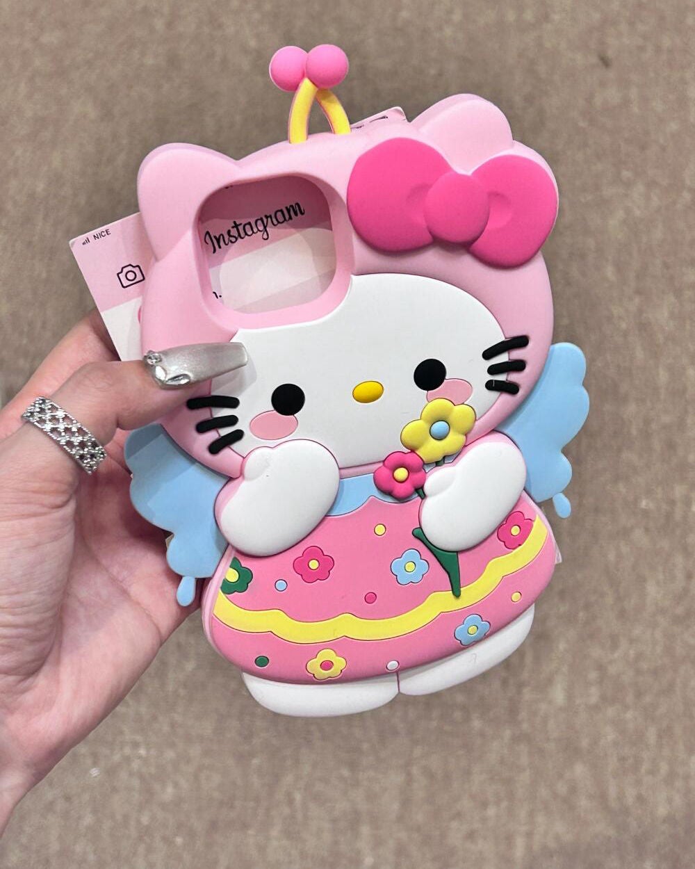 ケース大好きっ子 on LIPS 「ピンク色のキティが私をかわいく見せてくれた!#iPhoneケー..」(2枚目)