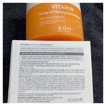 𖤐´-

BIO HEAL BOH
Vitamin Toning All Melting Cleansing Balm 
内容量 : 95mL

低刺激クレンジングバームで
やさしくきれいに落としてくれる🤍🫧
低刺激の角質ケア成分でなめらかなお肌にケア✨

︎︎︎︎☑︎ ダブル洗顔は、不要🙋 
︎︎︎︎☑︎ ビタ-トーニングアクティブ™で明るいお肌へ✨
11種のビタミン成分、6種の植物由来成分を配合
︎︎︎︎☑︎ 老廃物を効果的にとかすホホバ種子オイル
︎︎︎︎︎︎☑︎ 低刺激性角質ケア成分 LHA･PHA ですべすべお肌へ
︎︎︎︎︎︎☑︎ バームの色は、人工色素を使用せず、
植物性オイルの本来の色！
時間が経つと色落ち現象が発生することがある。
品質には問題なし👌🏻´-

*☼*―――――*☼*―――――

テクスチャーは、シャーベットのように削られて
お肌の温度でだんだん馴染みオイル状になっていく。
香りは、ほんのり柑橘系🍊
ウォータープルーフのようなマスカラは、
1度ポイントリムーバーなどを使用してから
メイクを落とした方がいいと思います☺️🤍

少しずつ水を含ませ乳化させてから
しっかり洗い流していきます！
洗い上がりも突っ張り感がなく良かったです🤭🫧
好きな使用感でした💓💓
ダブル洗顔は、一応不要です😘👏

スパチュラも付いているので衛生面には安心ですし、
内蔵収納出来るのが1番嬉しいところ🥰
⁡
⁡メイク落としだけでなく
普段の洗顔としても使ってます♡ ͛

*☼*―――――*☼*―――――

#バイオヒールボ #韓国コスメ
#オリーブヤングPB #オリーブヤング #オリヤン #MyBestCosme  #提供 の画像 その1